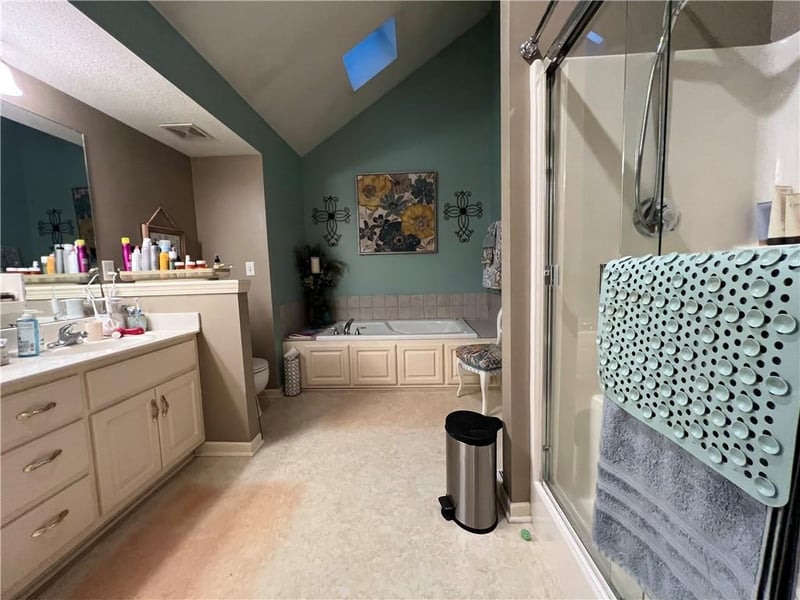 101 Heatherton Ct, Gladstone, MO 64118