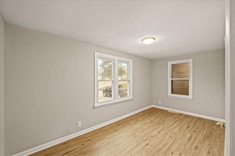 9421 15th St, Independence, MO 64052