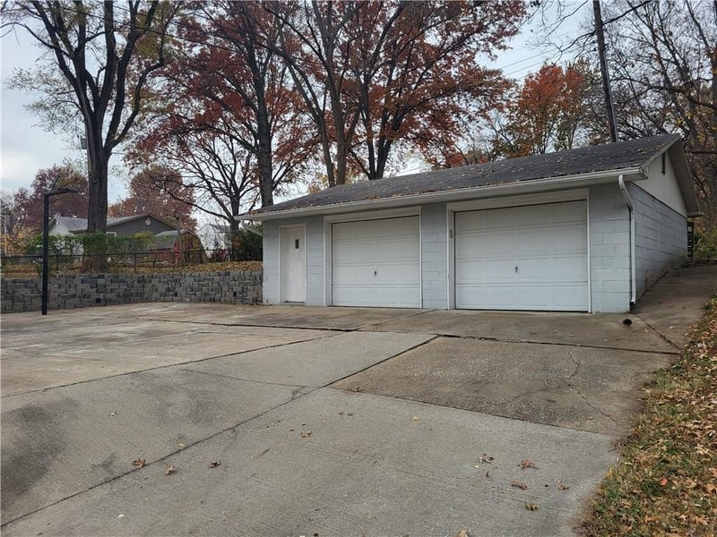 2716 Appleton Ave, Independence, MO 64052