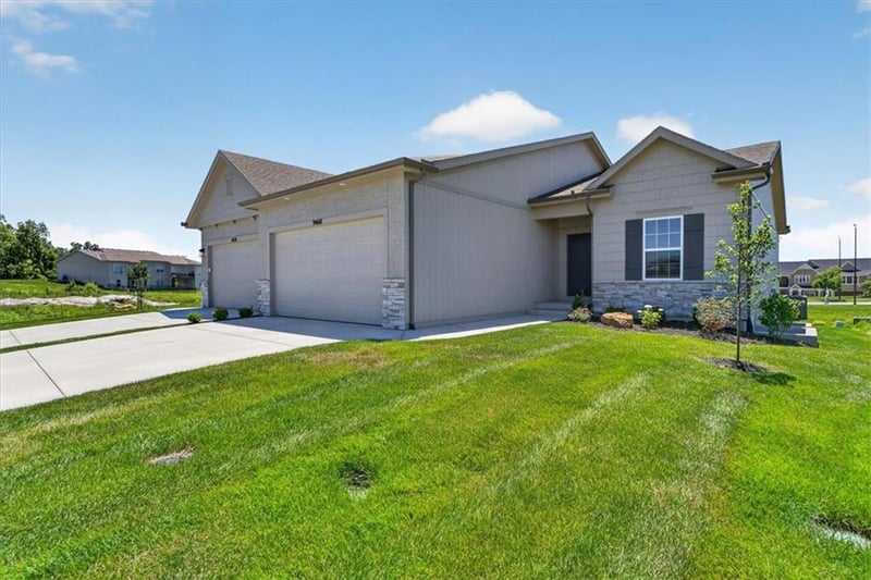 9468 Shady Bend Rd, Lenexa, KS 66227
