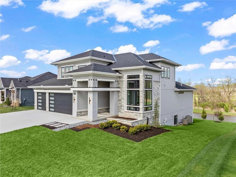 2809 Heartland Rd, Lee's Summit, MO 64082