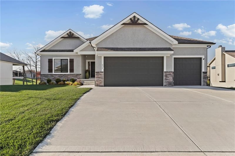 814 Hickory Ridge Dr, Grain Valley, MO 64029