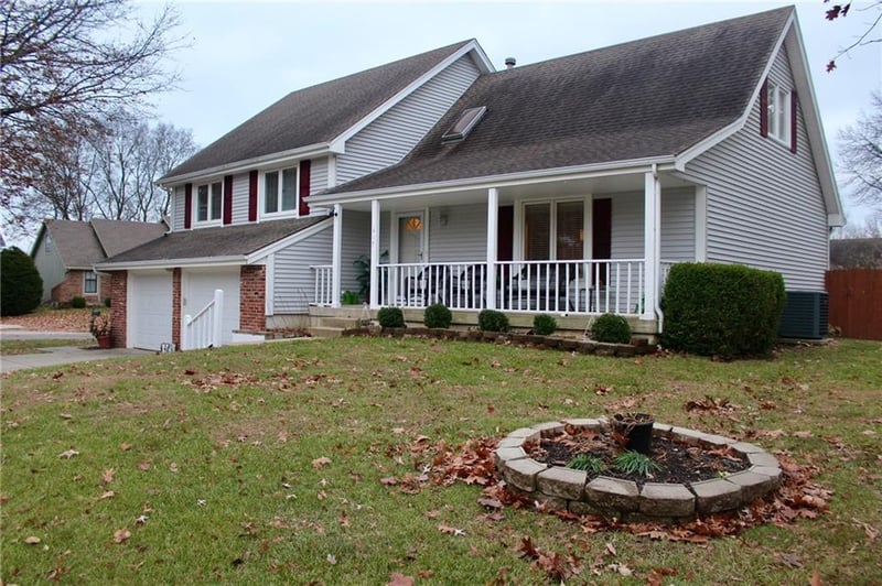 617 Birchwood Dr, Lee's Summit, MO 64086