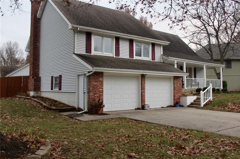 617 Birchwood Dr, Lee's Summit, MO 64086