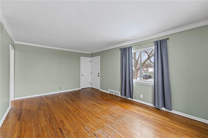 11 Navajo Ln, Kansas City, MO 64114