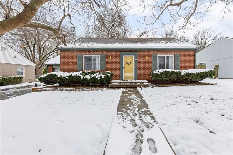 11 Navajo Ln, Kansas City, MO 64114