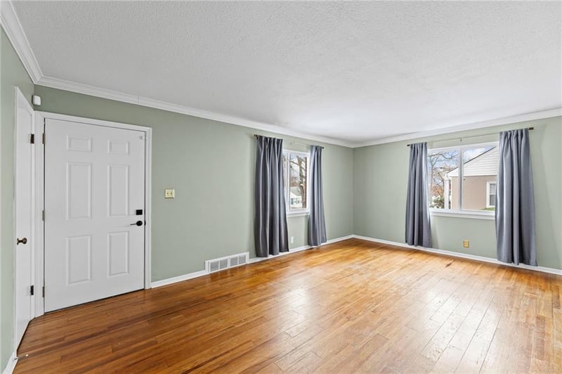 11 Navajo Ln, Kansas City, MO 64114