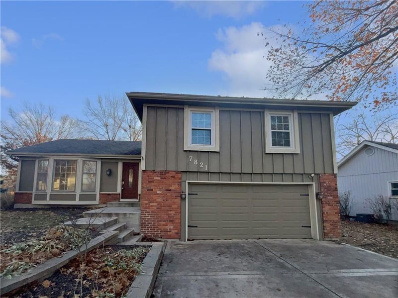7821 Overland Dr, Kansas City, MO 64151