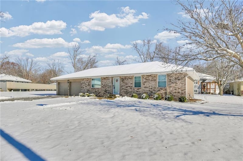 3609 Harbor Cir, Lee's Summit, MO 64082