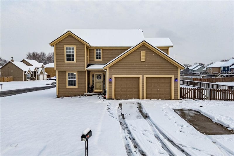 620 River Falls Rd, Edwardsville, KS 66111