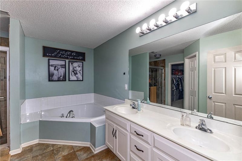 620 River Falls Rd, Edwardsville, KS 66111