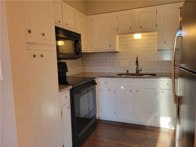 8221 Santa Fe Dr #10, Overland Park, KS 66204