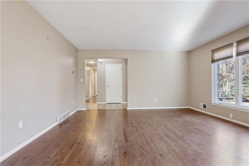 8148 Twin Oaks Dr, Kansas City, MO 64151