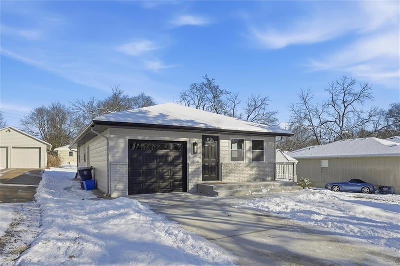 208 80th Ter, Kansas City, MO 64114