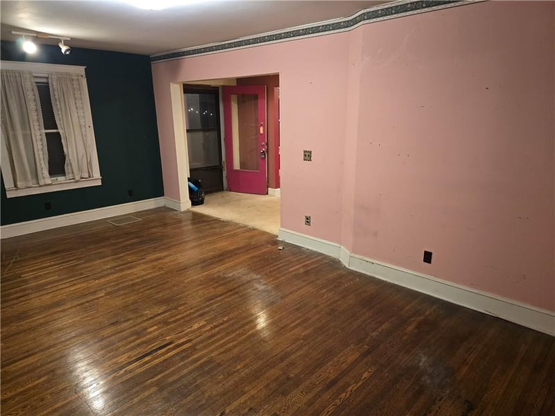 4114 Charlotte St, Kansas City, MO 64110