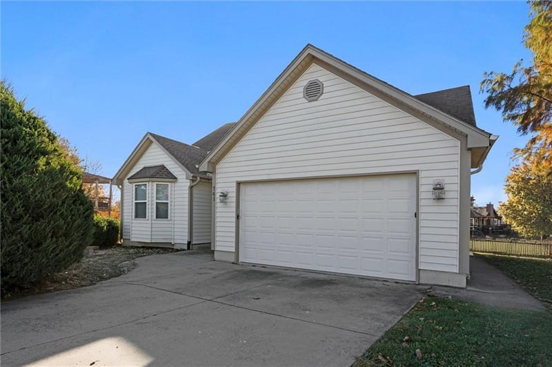 741 Windsong Cir, Lee's Summit, MO 64082