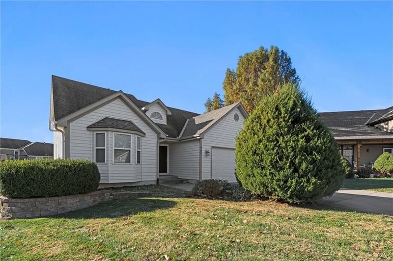 741 Windsong Cir, Lee's Summit, MO 64082