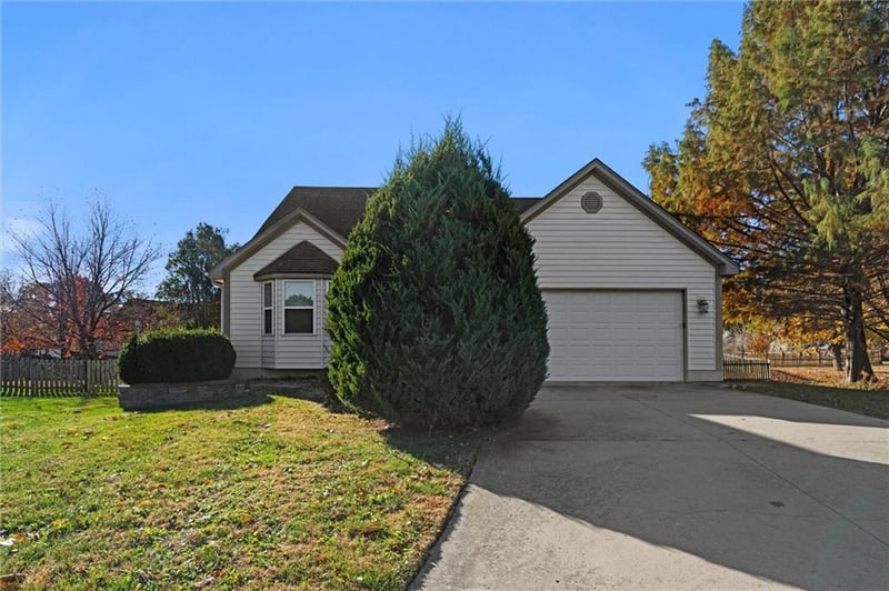 741 Windsong Cir, Lee's Summit, MO 64082