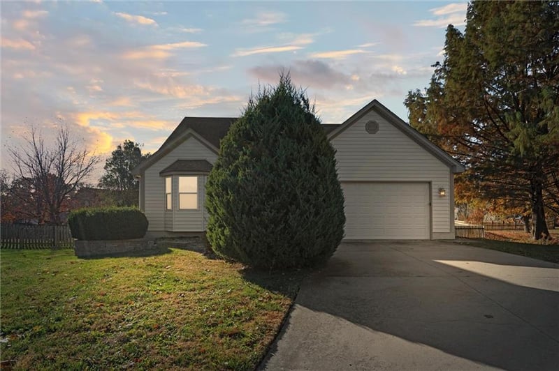 741 Windsong Cir, Lee's Summit, MO 64082