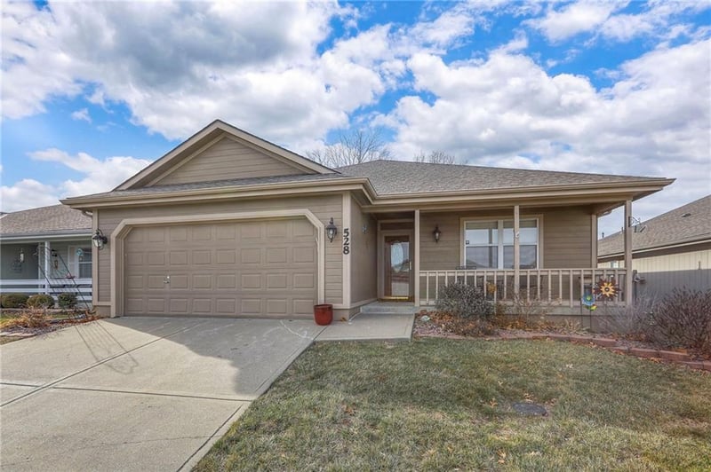 528 Saturn Dr, Raymore, MO 64083