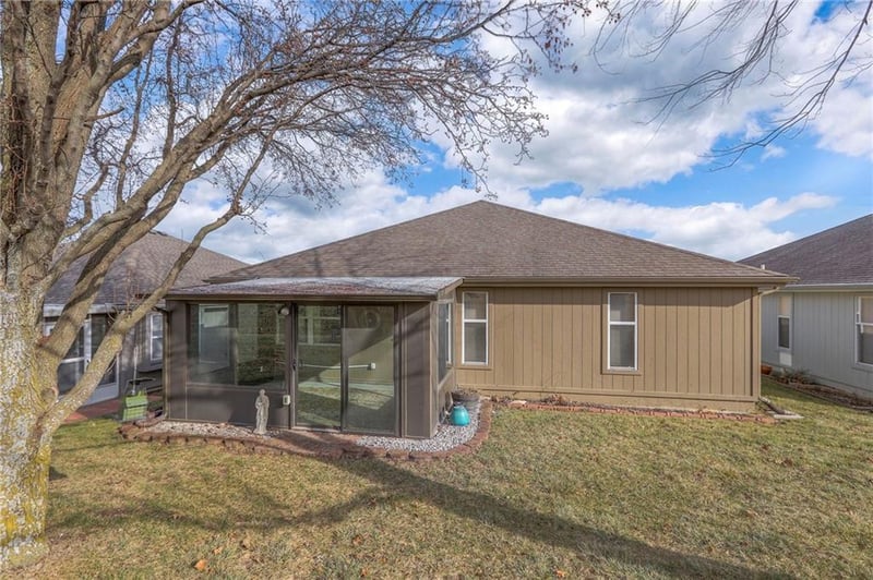 528 Saturn Dr, Raymore, MO 64083