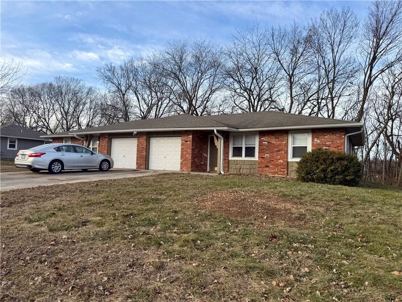 400 A-B Westwind Dr, Lee's Summit, MO 64086