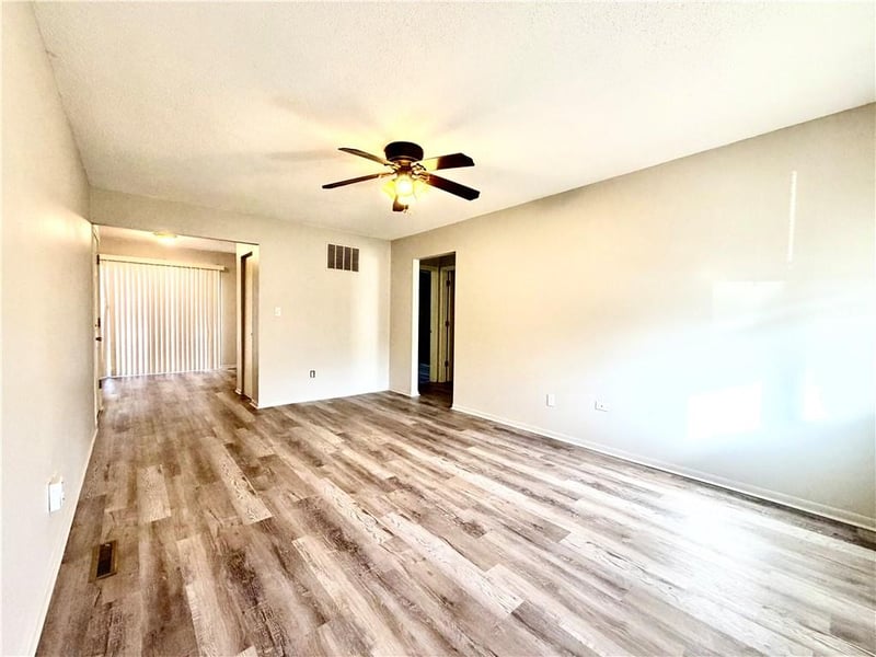 400 A-B Westwind Dr, Lee's Summit, MO 64086