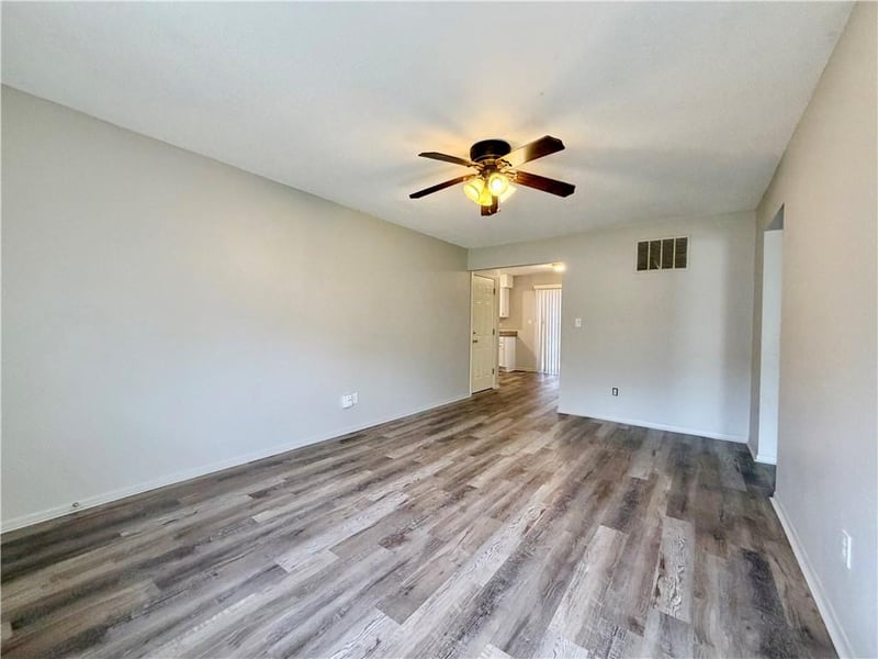 400 A-B Westwind Dr, Lee's Summit, MO 64086