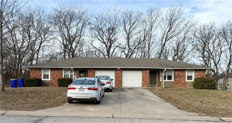 400 A-B Westwind Dr, Lee's Summit, MO 64086