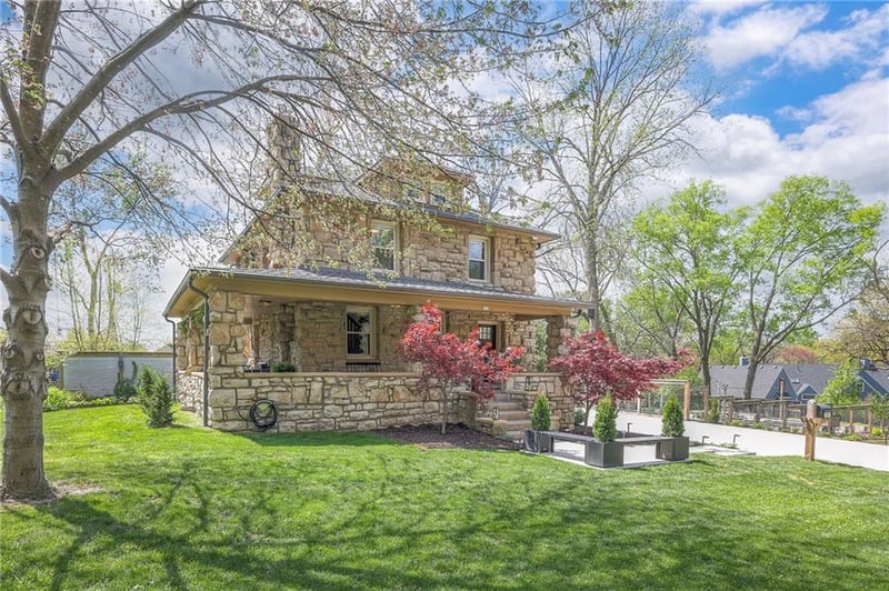 715 W 98th St, Kansas City, MO 64114