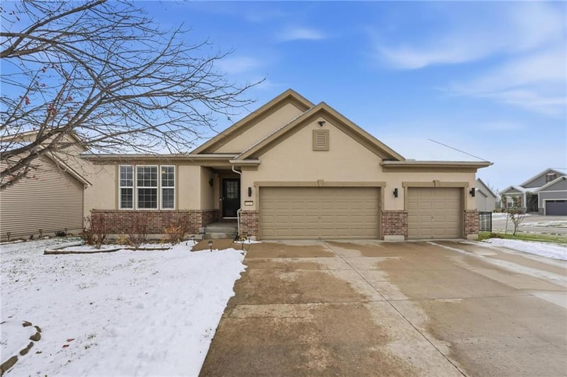 1021 Cheshire Dr, Lee's Summit, MO 64083