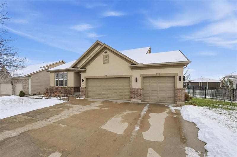 1021 Cheshire Dr, Lee's Summit, MO 64083