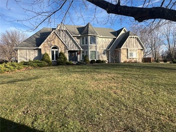 8917 Lambert Dr, Lee's Summit, MO 64064