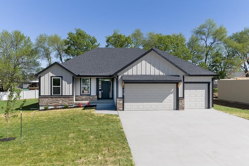 2703 Stone Creek Ave, Tonganoxie, KS 66086
