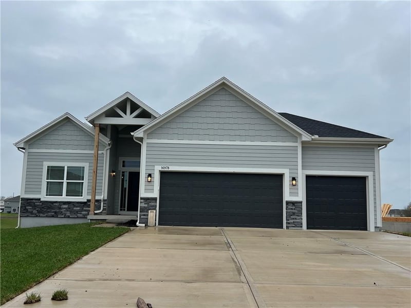 16928 Brentwood St, Olathe, KS 66062