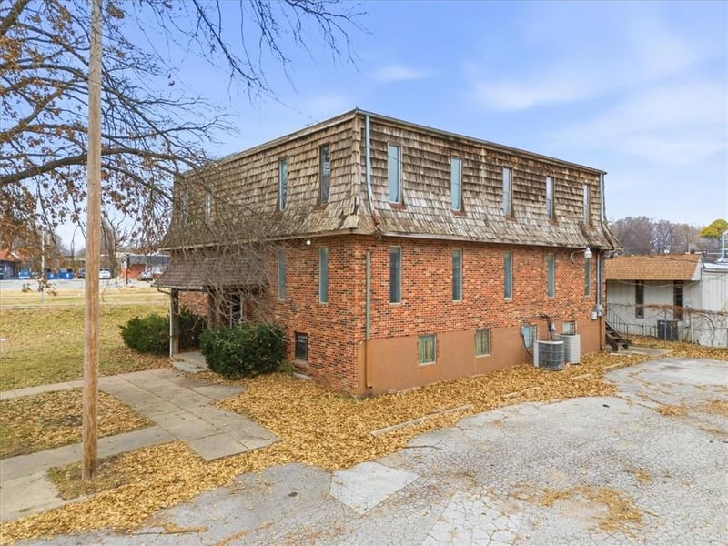 1977 77th St, Kansas City, KS 66112
