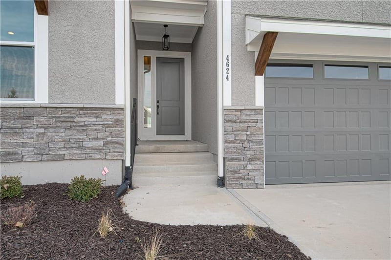 4624 SW Robinson Dr, Lee's Summit, MO 64083