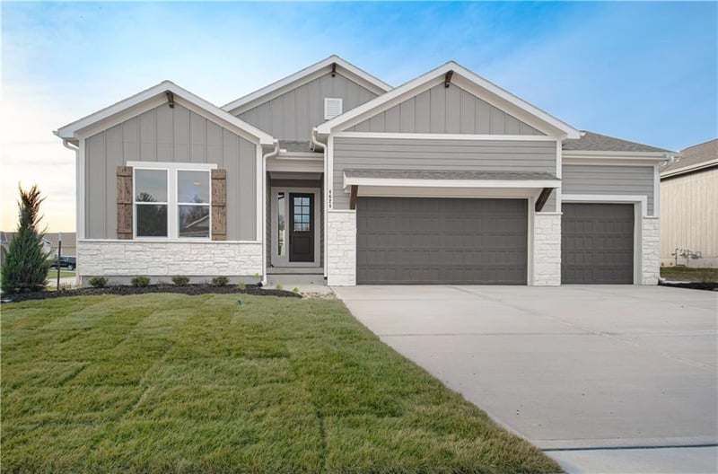 4628 SW Robinson Dr, Lee's Summit, MO 64083