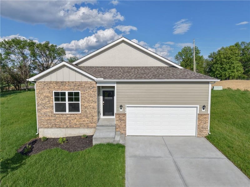 2216 Creek View Ln, Raymore, MO 64083