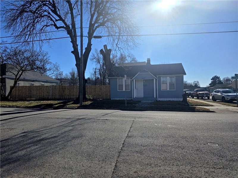 1202 Sacramento St, St Joseph, MO 64503
