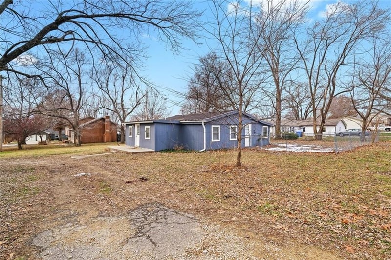 126 Village St, Tonganoxie, KS 66086