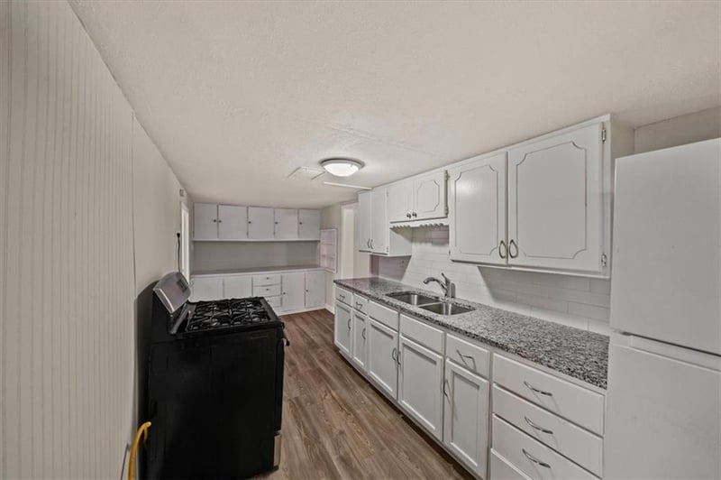 126 Village St, Tonganoxie, KS 66086