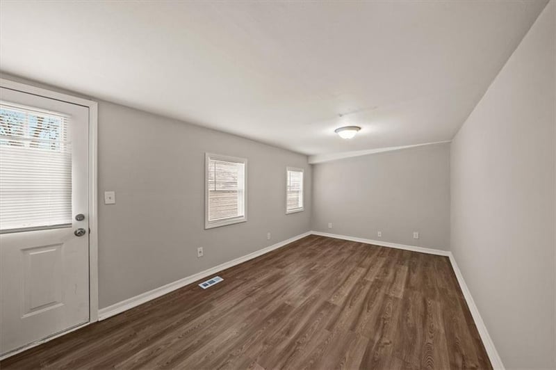 126 Village St, Tonganoxie, KS 66086