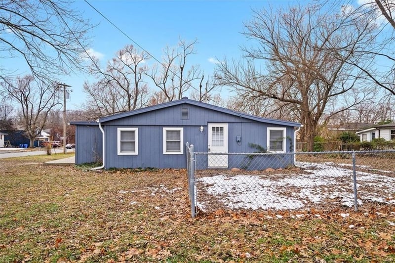 126 Village St, Tonganoxie, KS 66086