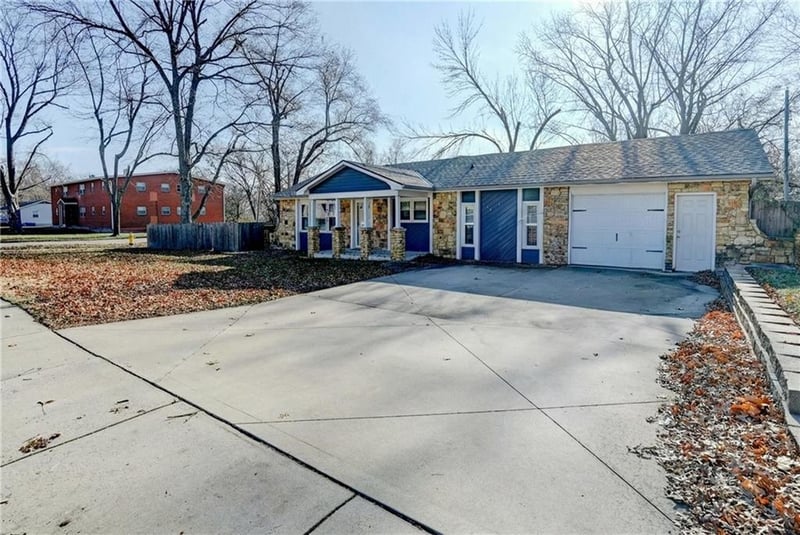 109 Orchard St, Lee's Summit, MO 64063