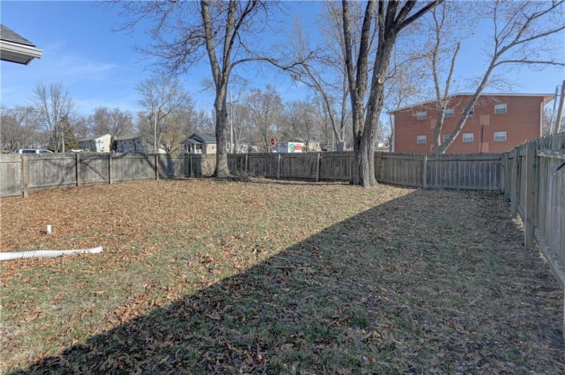 109 Orchard St, Lee's Summit, MO 64063