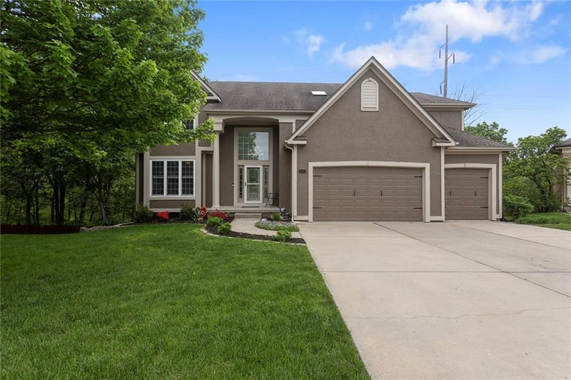 5501 Oaks Ridge Ln, Lee's Summit, MO 64064