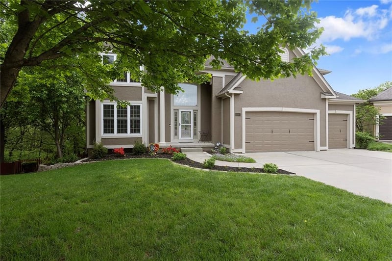 5501 Oaks Ridge Ln, Lee's Summit, MO 64064