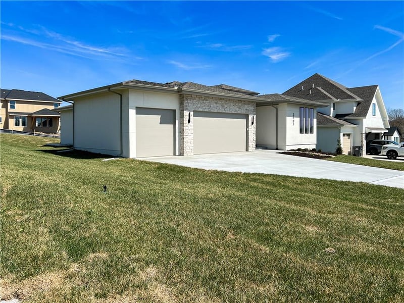 2701 Wheatley Dr, Blue Springs, MO 64029
