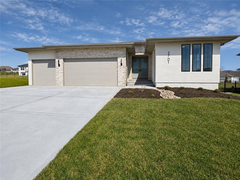 2701 Wheatley Dr, Blue Springs, MO 64029